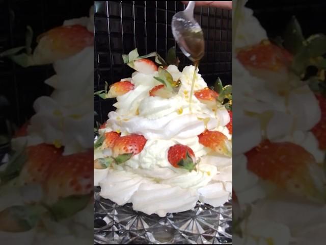 Pavlova alle Fragole con Zucchero Caremalizzato 