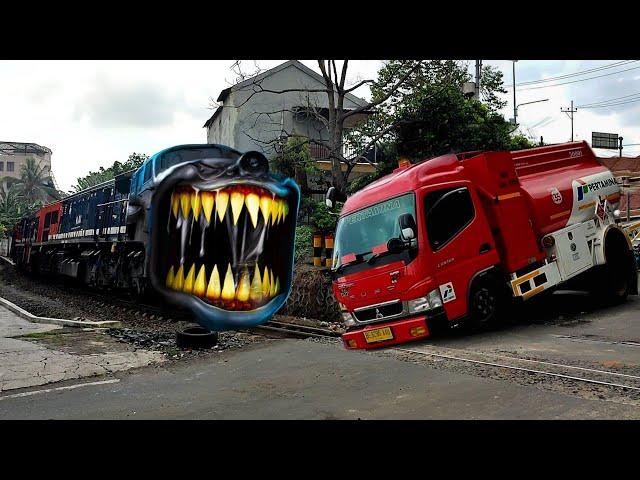 Kereta Api Train Eater VS Truk Oleng,Truk Tangki dan Truk Pasir