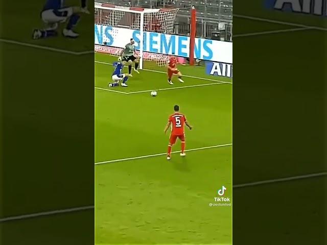 Lewandowski with the rabona assist 