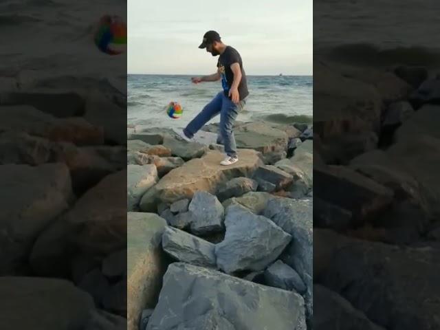مهاراتي بالكرة على البحر