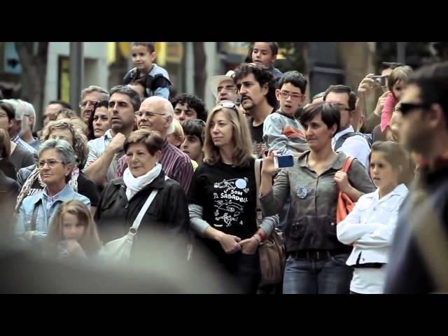 UNA NIÑA LE DA UNA MONEDA A UN MUSICO Y MIRA LO QUE PASA!!! (HD) Himno a la  Alegria