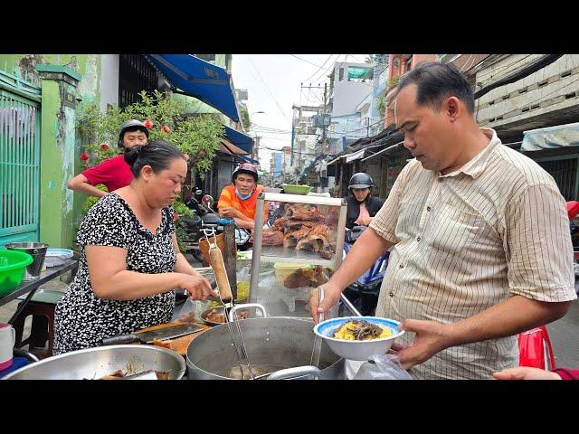 Mì vịt quay chị Chép Sài Gòn khách đông đỡ không nổi, bán dồn dập từ lúc dọn ra đến lúc dọn về