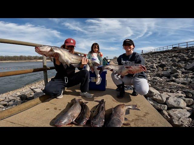 My Fiancee & Sister Fishing For Big Catfish On The Arkansas River!