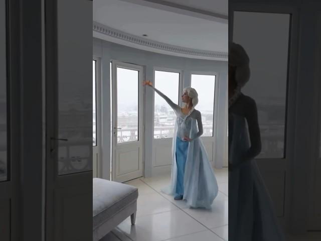 Elsa makes it SNOW at Disneyland Paris