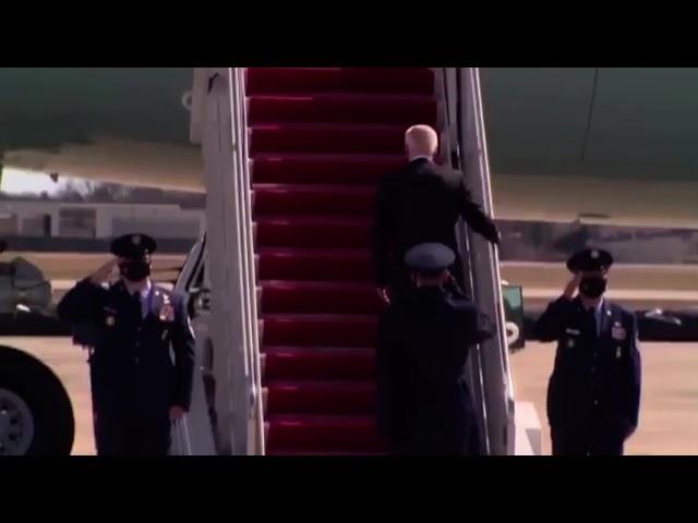 #Biden tropieza tres veces al subir al #AirForceOne el 19|marzo|2021. #Afganistán fue otro tropiezo