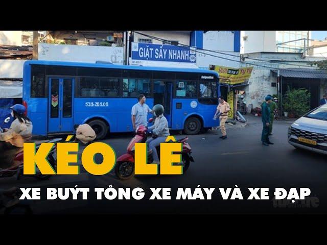 Xe buýt ở TP.HCM bất ngờ lao qua làn đường ngược lại, kéo lê người và xe máy