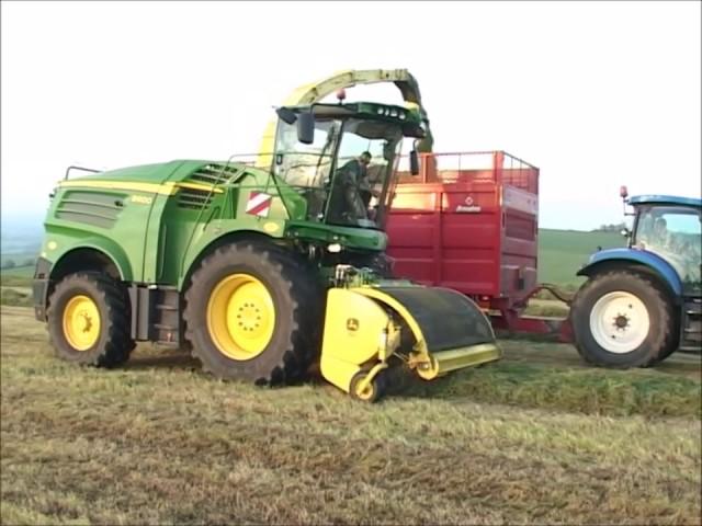 John Deere 8600 picking up silage