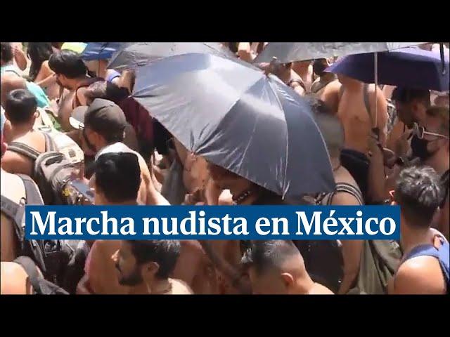 Cientos de cuerpos desnudos recorren las calles de Ciudad de México