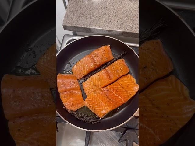 اطيب طريقة لسمك السلمون #salmonrecipe #سلمون #سمك #سمك_السلمون #وصفات#shorts