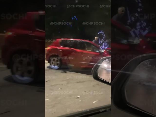 В Сочи две иномарки столкнулись на трассе в Адлер