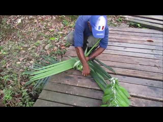 GUYANE. L'art de tresser les feuilles de palmier