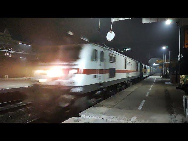 WAP 4 Vs WAP 7 | India's Smallest Garib Rath raging at 130 KMPH | Patna Garib Rath at it's best !!!