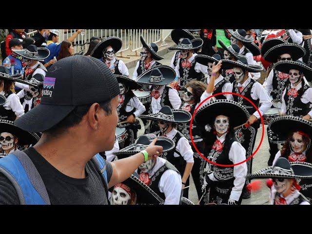 El mejor desfile de Mexico fue inventado por los Gringos. POSAN COMO MEXICANOS.