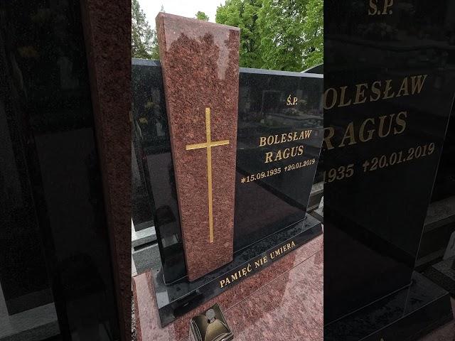 Памятник из черного и красного гранита!