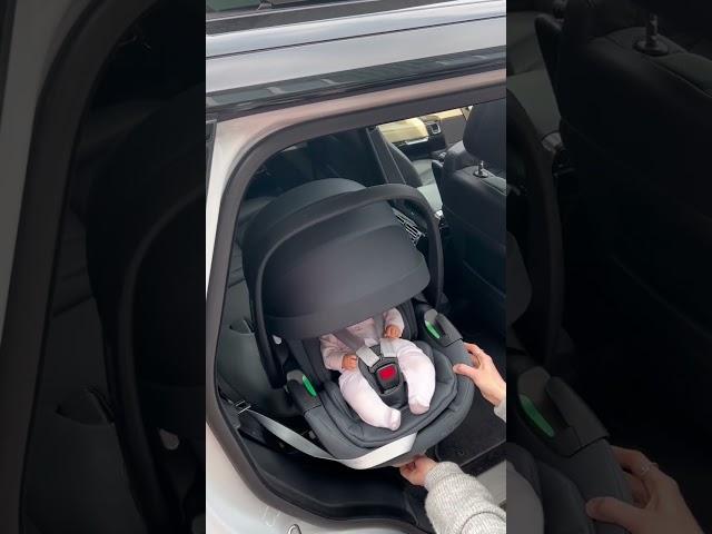 GAME CHANGING CAR SEAT | Maxi Cosi Pebble 360 Pro & FamilyFix 360 Pro ISOFIX Base