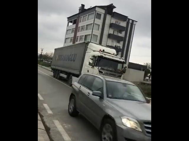 NAZIM ZEKİ UYSAL ARABASINA ÇARPIYORDU