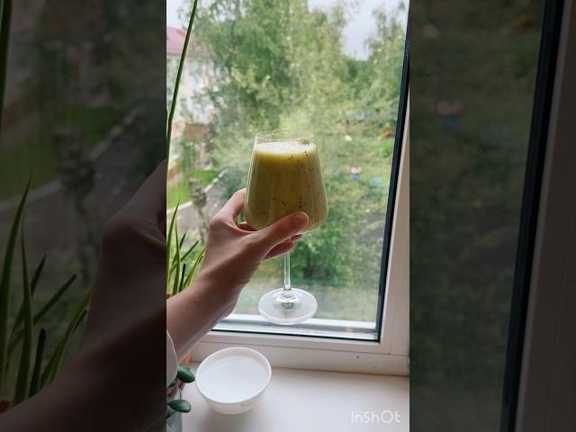Мой первый смузи! Груша,яблоко,лайм,киви. Разделила порцию на две и добавила еще воды.