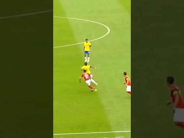 Neymar turned his head and saw the defense approaching.‍#Look #around #short