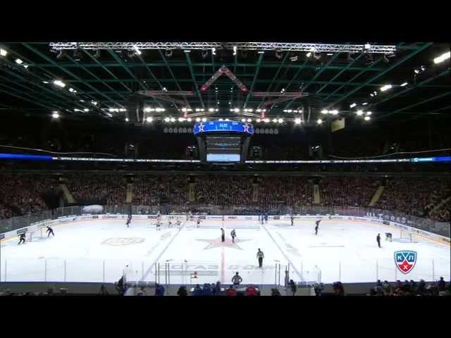 Судья при оштрафованных Арина Устинова приструняет Радулова / Rink attendant brings Radulov to heel