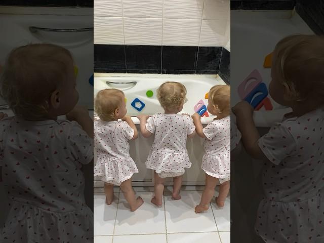 Тройняшки в ожидании купания  #тройня #тройняшки #крупняшки #triplets #близнецы