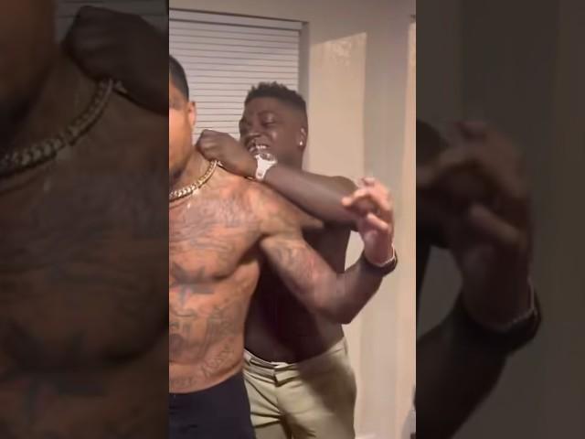 Kodak Black Signs & Gives Chain to New Artist After 1 Freestyle