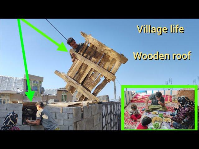 Traditional method: covering the roof with wood and boards in the village house