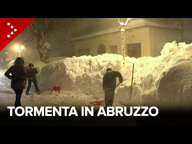 Tormenta di neve in Abruzzo: Campo di Giove sommersa, disagi tra Roccaraso e Sulmona