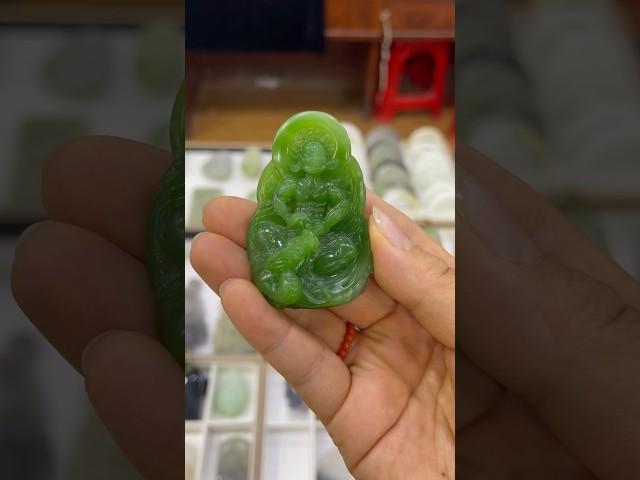 精選和田玉碧玉蘋果綠雕刻【祥龍羅漢】把玩件，玉質細膩瑩潤，碧色嬌嫩鮮艷，整器雕工精細，刻畫生動傳神，紋路曲線流暢而富於變化。寓意天海無恙，國泰民安。#玉石#和田玉 Shorts