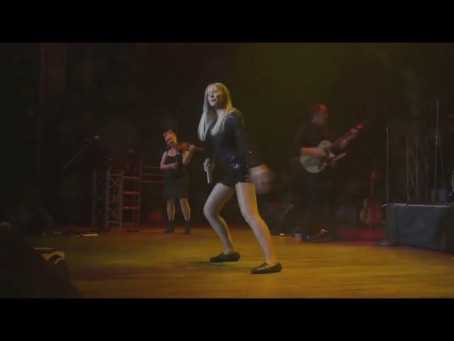 Taylor Swift tribute band performs "Anti Hero"