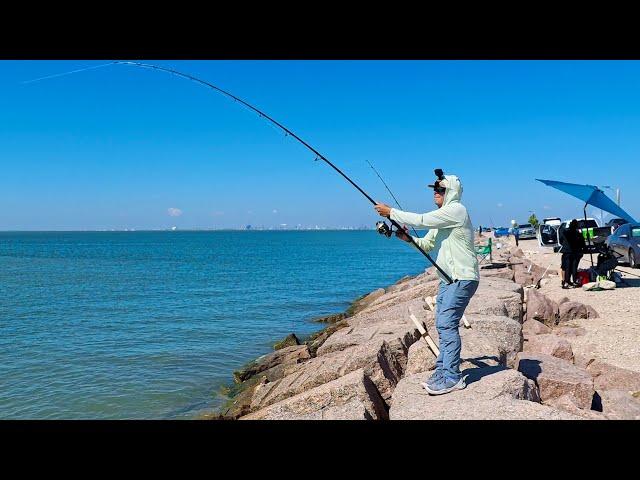 Fishing the Bull Red Run at Texas City Dike (S8 E13)