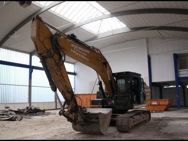 Abbruch einer Lagerhalle - zwei Caterpillar-Bagger - Zeitraffer