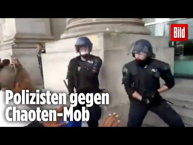 Corona-Demo in Berlin: Eine Handvoll Polizisten beschützte den Reichstag vor dem wütenden Mob