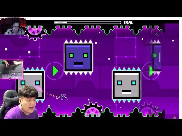 DeCody смотрит как Dorami играет голосом