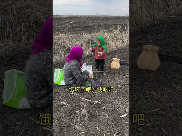 [P2E]-小田意放弃了和小伙伴玩的机会，选择了给奶奶送饭陪奶奶干活 #农村生活 #原创 #内容启发分享计划 #百善孝为先