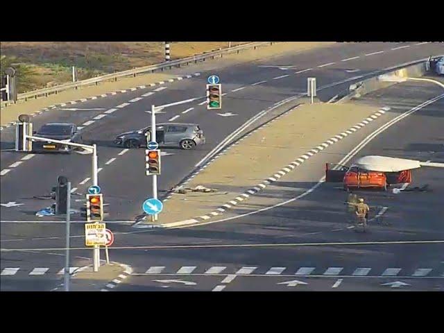 Ambush at intersection near Sderot during Hamas attack in Israel | Traffic cam video