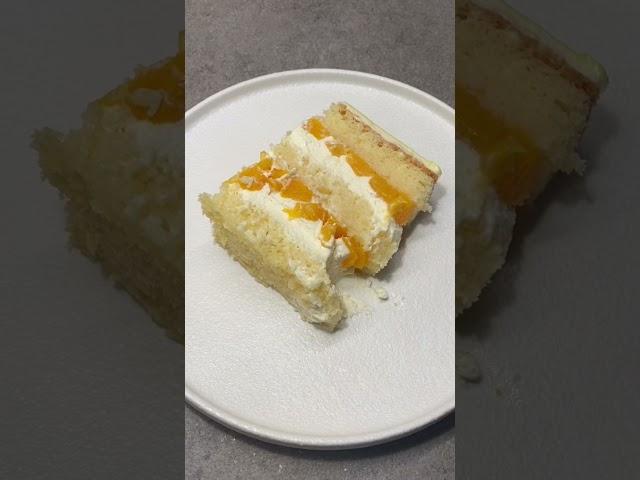 Торт с нежным кремом из сыра маскарпоне и кусочками персика.