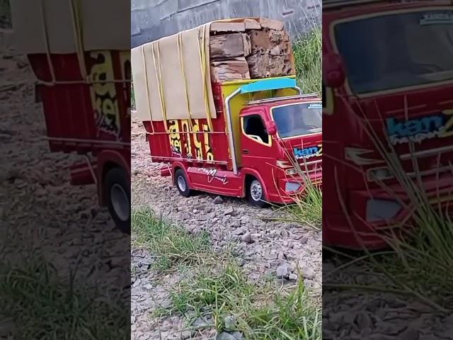 TRUCK RC MUATAN KAYU BERAT MELEWATI JALAN YANG EXTRIM