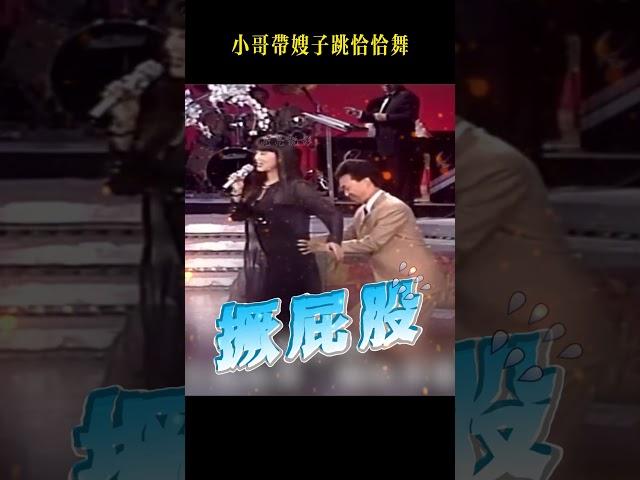 小哥帶嫂子跳恰恰舞，這節奏感直接踩在笑點上！#费玉清 #搞笑
