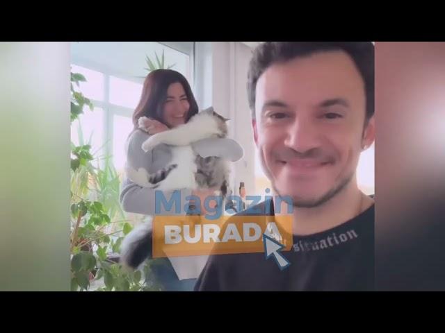 Şarkıcı Buray çaldı, oyuncu Nesrin Cavadzade söyledi… Kedi ise olan biteni şaşkın bakışlarla izledi.