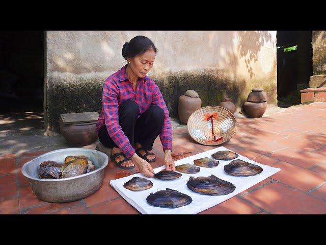 Mother cooks a pot of savory and flavorful porridge for the children to enjoy I Am Thuc Me Lam