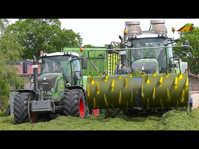 Grasernte 2022 Gras mähen, wenden, häckseln, silieren Futter für die Kühe Traktoren Landwirtschaft