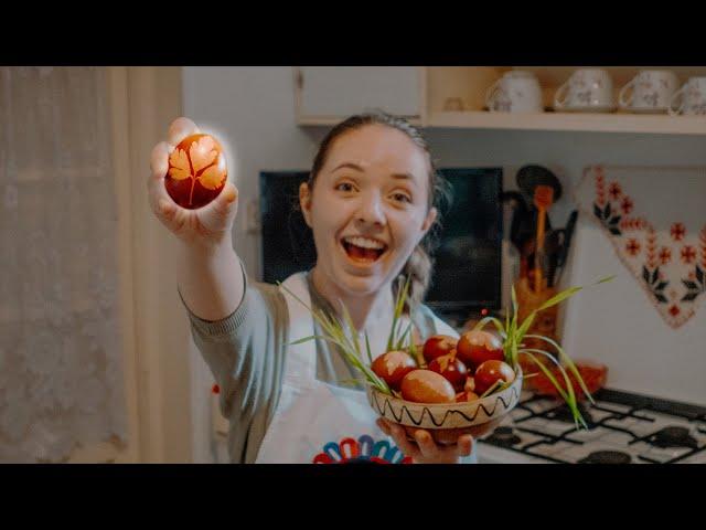 ASÍ ES COMO LAS ABUELAS EN RUMANÍA PINTAN HUEVOS DE PASCUA