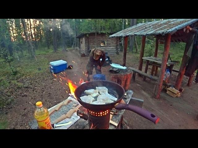 Живем в рыбацкой избе. Рыбалка в дали от цивилизации! Только закинули снасть и сразу трофеи!