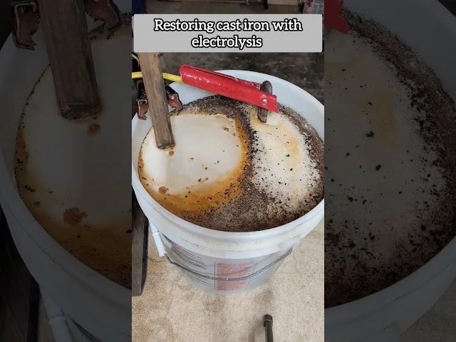 Cleaning/restoring a cast iron pan skillet with electrolysis. #shorts #satisfying #cleaning #diy