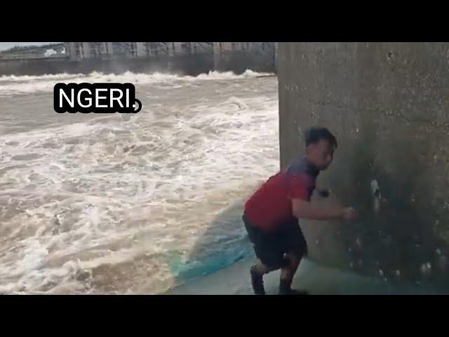 NGERI ‼️ KETIKA JALA IKAN DI PINTU AIR BENDUNG GERAK KERAJAAN IKAN