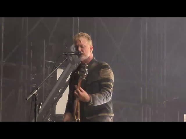 Queens Of The Stone Age -You Think I Ain't Worth a Dollar, but I Feel Like a Millionaire live@Milan