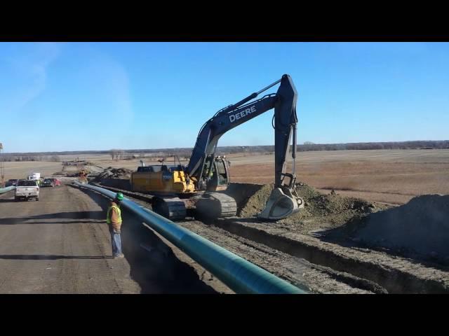 how to spin out trackhoe  from the ditch