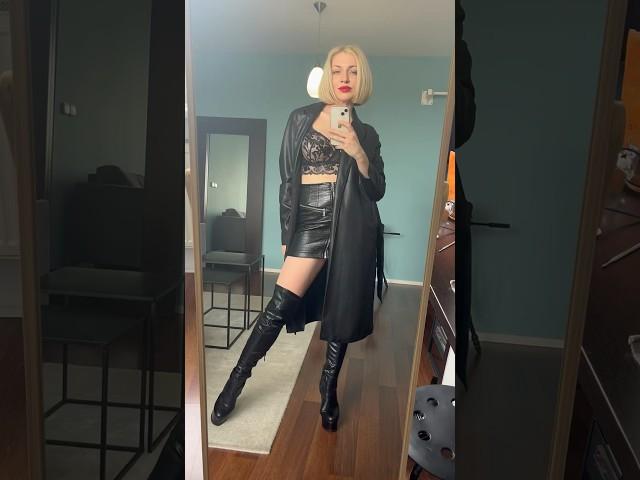 How about such leather outfit?