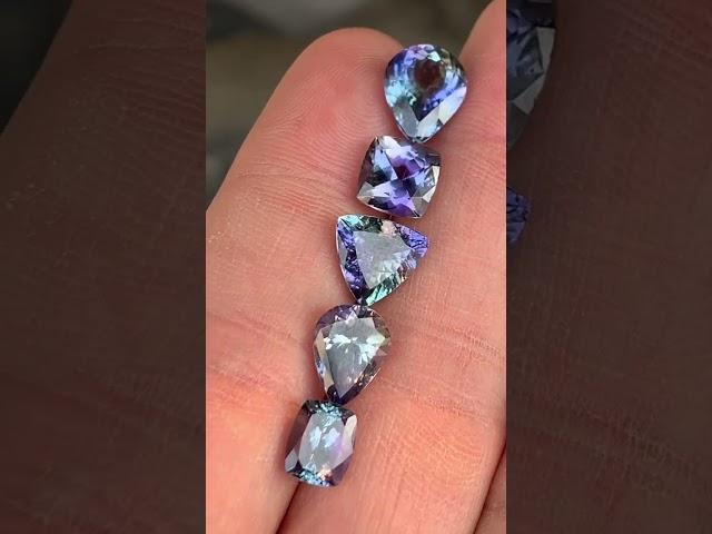 #tanzanite #tanzania #unheated #mermaid #bicolor #tricolor #tanzanian #แทนซาไนท์ #พลอยดิบ #พลอยสามสี