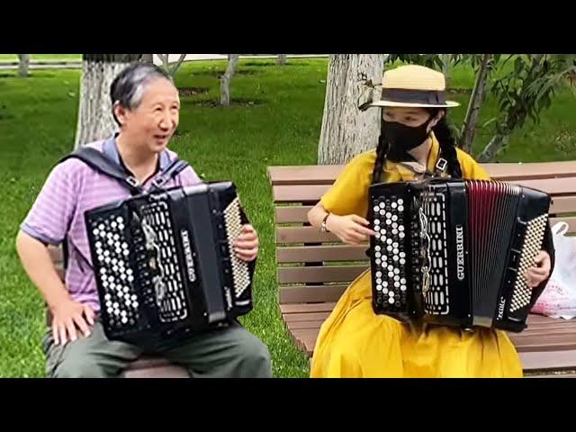 Accordion单指弹奏就把大爷征服了！手风琴女孩装小白公园盘大爷，一首经典曲目大爷惊呆了！